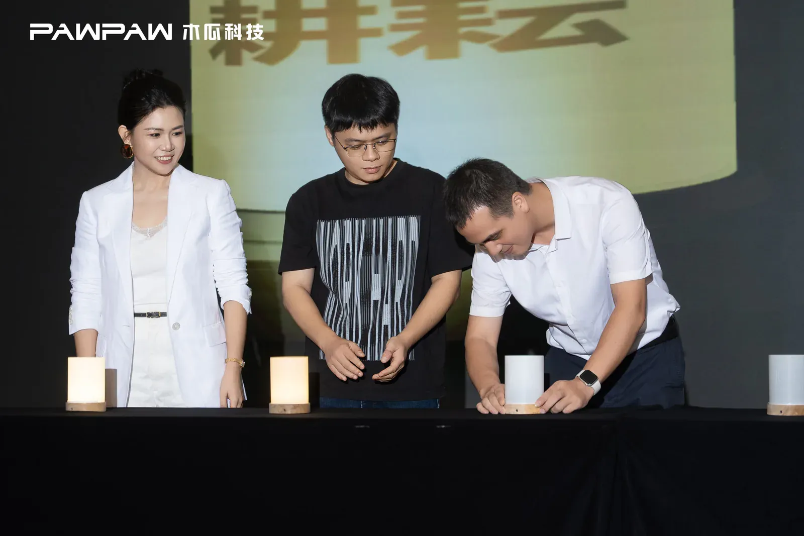 创始团队、员工与嘉宾代表共同参加点灯仪式